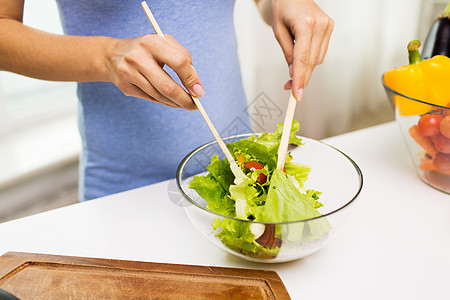健康饮食,素食,饮食人们的密切轻妇女烹饪蔬菜沙拉家图片
