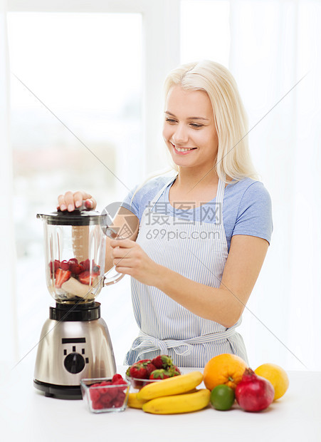 健康的饮食,烹饪,素食,饮食人们的微笑的轻女人把水果奶昔搅拌机家里图片