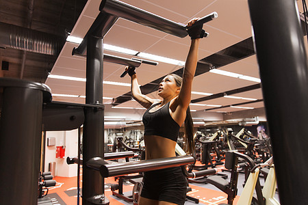 运动,健身,生活方式人的妇女锻炼仰卧坐健身房图片