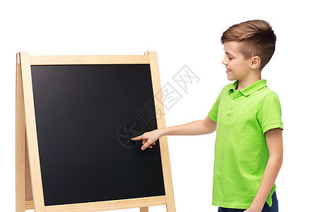 童,教育,学校,广告人的快乐的微笑男孩绿色马球T恤与粉笔空白的学校黑板图片