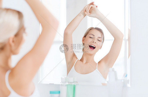 早上,醒来,早上人们的困倦的轻女人浴室的镜子前打哈欠伸展图片