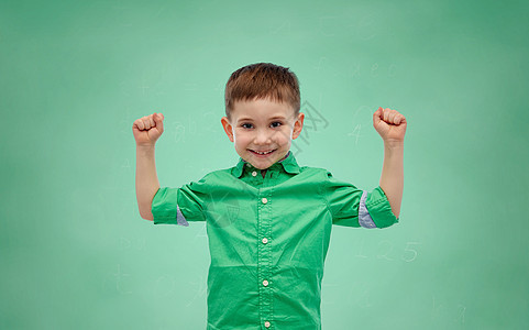 童,教育,权力,手势人的快乐的微笑小男孩举手他的力量绿色学校粉笔板背景图片