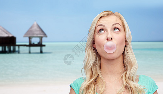 暑假,旅游,旅游人的快乐的轻妇女十几岁的女孩海滩上嚼口香糖旅游度假背景图片