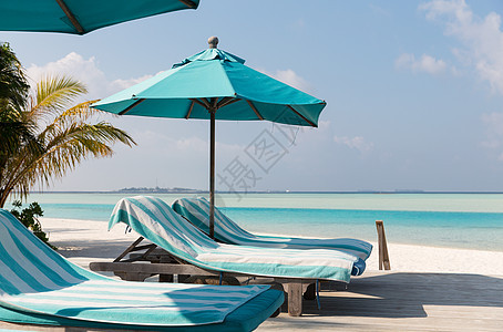 旅行,旅游,假期暑假的阳伞日光浴海洋天空上马尔代夫海滩图片