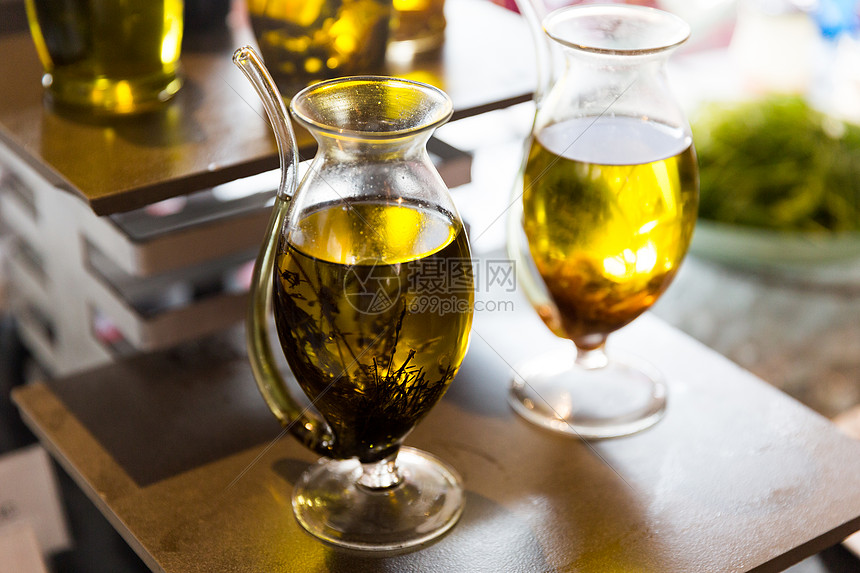 健康的饮食目标璃罐与额外的维珍橄榄油桌子上的咖啡馆餐厅璃罐与额外的维金橄榄油图片