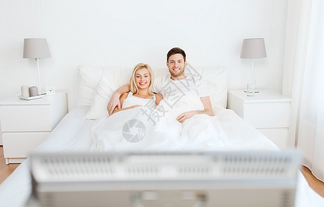 人,休息,爱,关系幸福的幸福的夫妇躺家里的床上看电视图片