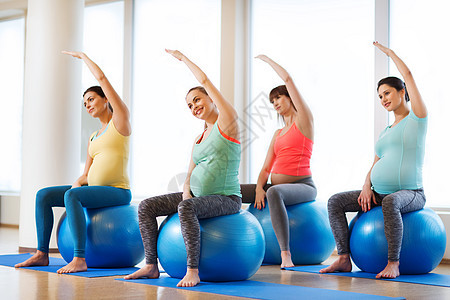 怀孕,运动,健身,人健康的生活方式群快乐的孕妇健身房的球上锻炼图片