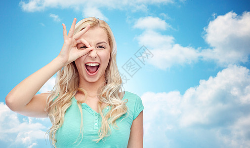 趣,情感,表情人的微笑的轻女人十几岁的女孩蓝天云彩的背景上好的手势