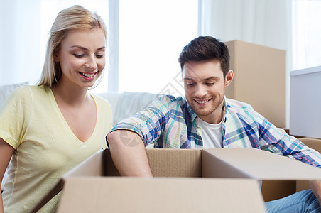 搬家,人,维修房地产微笑的夫妇新家看大纸板箱图片
