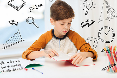 教育,童,人,家庭作业学校学生男孩家阅读书籍教科书,数学涂鸦背景图片