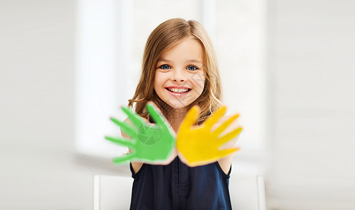 教育,学校,艺术幸福的小学生女孩学校展示黄色绿色的手图片