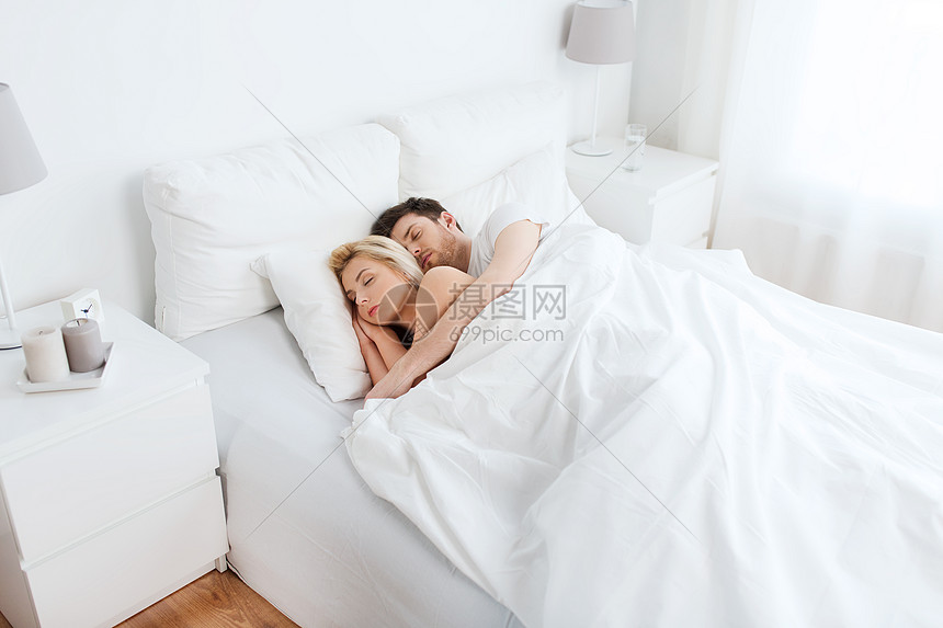‘~人,休息关系的幸福的夫妇睡家里的床上  ~’ 的图片