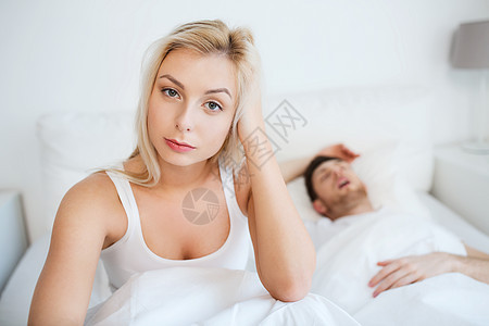 人,健康,睡眠障碍的夫妇床上家,男人打鼾轻的女人失眠图片