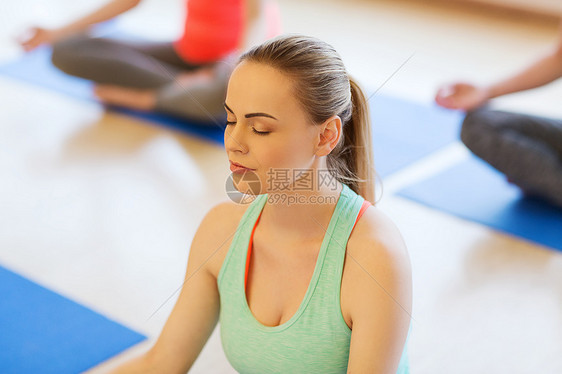 运动,健身,人健康的生活方式群快乐的妇女健身房锻炼瑜伽冥想莲花姿势图片