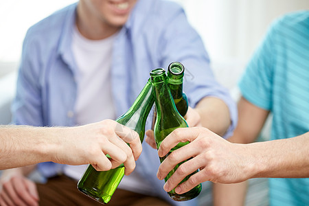 综艺碰友谊,酒精,人,庆祝节日的亲密的男朋友家里喝酒碰啤酒瓶背景