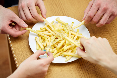 快餐,健康的饮食,人垃圾食品近距离桌子上的盘子里薯条图片