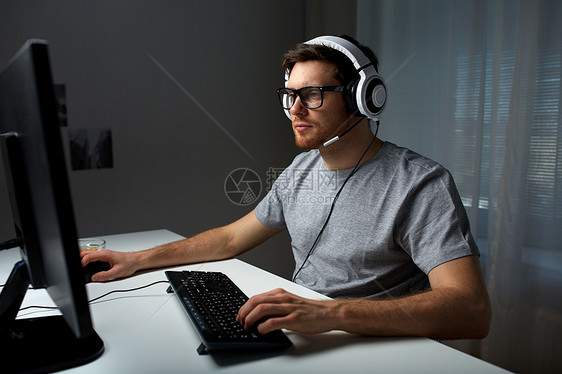 技术,游戏,娱乐活动,让39的游戏人的轻人耳机眼镜与个人电脑玩游戏家里流媒体播放演练视频图片
