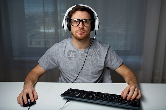技术,游戏,娱乐活动,让39的游戏人的轻人耳机眼镜与个人电脑电脑玩游戏家里流媒体播放演练视频图片