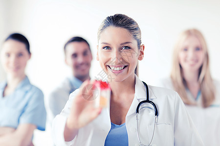 医疗保健医疗轻的女医生与罐胶囊瓶胶囊的女医生图片