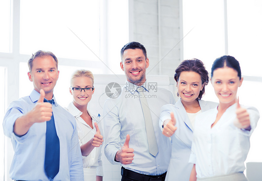 ‘~快乐的商业队办公室里竖大拇指的照片商业队办公室里竖大拇指  ~’ 的图片