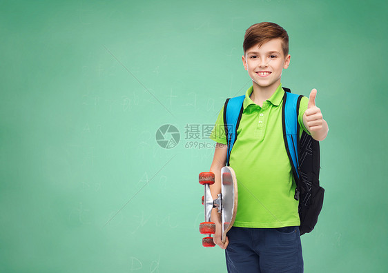 童,手势,教育人的快乐的微笑学生男孩背包滑板大拇指绿色学校粉笔板背景图片