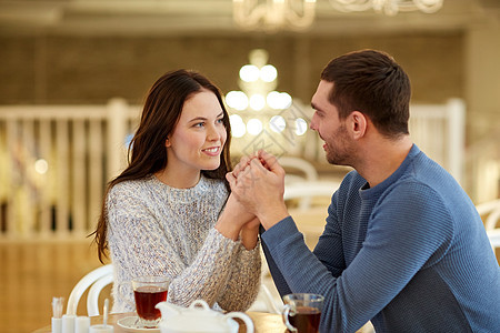 人,爱,浪漫约会的快乐的夫妇喝茶牵手咖啡馆餐馆图片