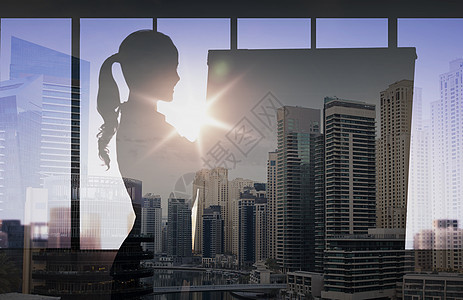 商业,战略,规划人的妇女的剪影与翻板超过双曝光办公室城市背景图片