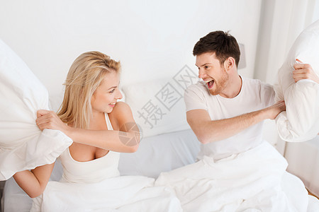 人,家庭,乐趣,睡觉时间趣的快乐的夫妇床上枕头打架家图片