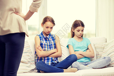 人,孩子,端行为,朋友友谊的心烦意乱的感觉内疚高兴的小女孩坐沙发上,愤怒的母亲家图片