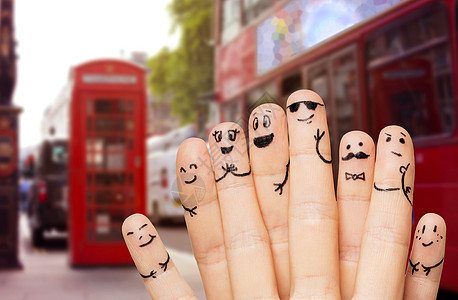 旅行,旅游,家庭,人身体部位的特写两只手手指与微笑的脸伦敦城市街道红色公共汽车背景图片