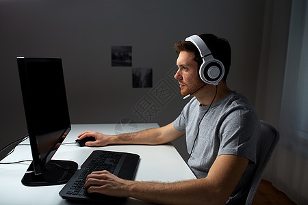 技术,游戏,娱乐活动,让39的游戏人的轻人耳机与个人电脑玩游戏家里流媒体播放演练视频图片