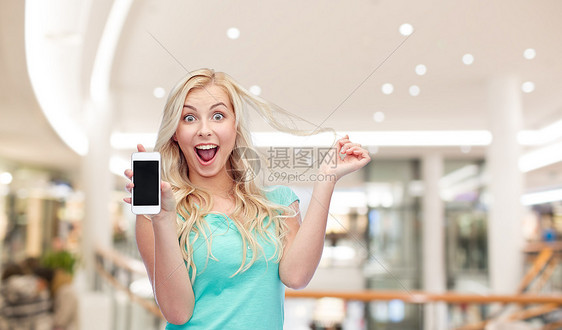 情感,表情,技术人的微笑的轻妇女十几岁的女孩空白的智能手机屏幕商场购物中心的背景图片