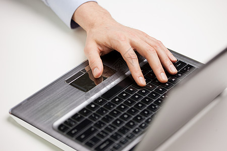 商业,人技术密切商人笔记本电脑键盘上打字办公室图片