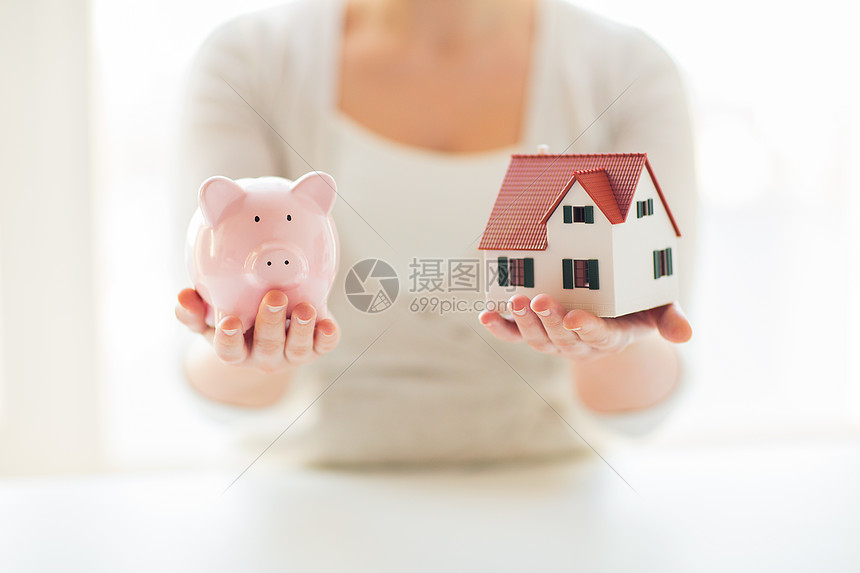 建筑,抵押,投资,房地产财产妇女持住宅房屋模型储蓄罐图片