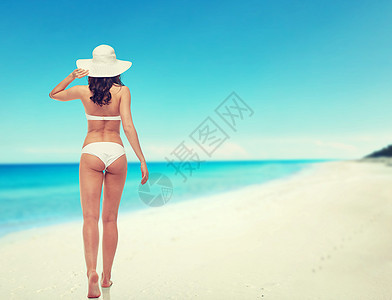 人,泳装,美丽,旅行夏天的轻的女人穿着白色比基尼泳衣海滩背景回来图片