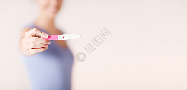 保健密切快乐的妇女举行怀孕测试怀孕测试的快乐女人图片