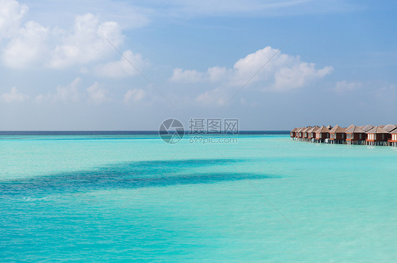 旅游,度假暑假的平房小屋海水异国情调的度假海滩图片