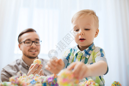 泼水男孩家庭,童,创造力,活动人的快乐的父亲小儿子家里玩球粘土背景