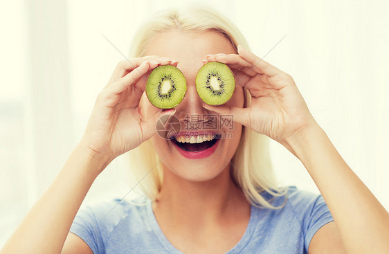 健康饮食,机食品,水果饮食,漫画人的快乐的女人玩得开心,用猕猴桃遮住眼睛图片