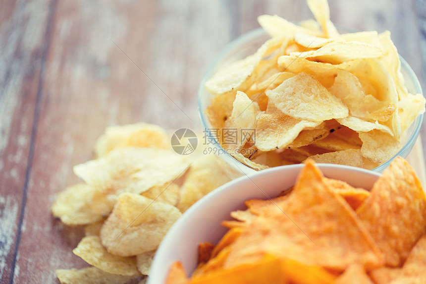 ‘~快餐,垃圾食品,烹饪饮食土豆薯片玉米玉米片碗桌子上  ~’ 的图片