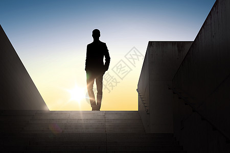 商业人的商人站楼梯上的阳光背景商人阳光下的剪影图片