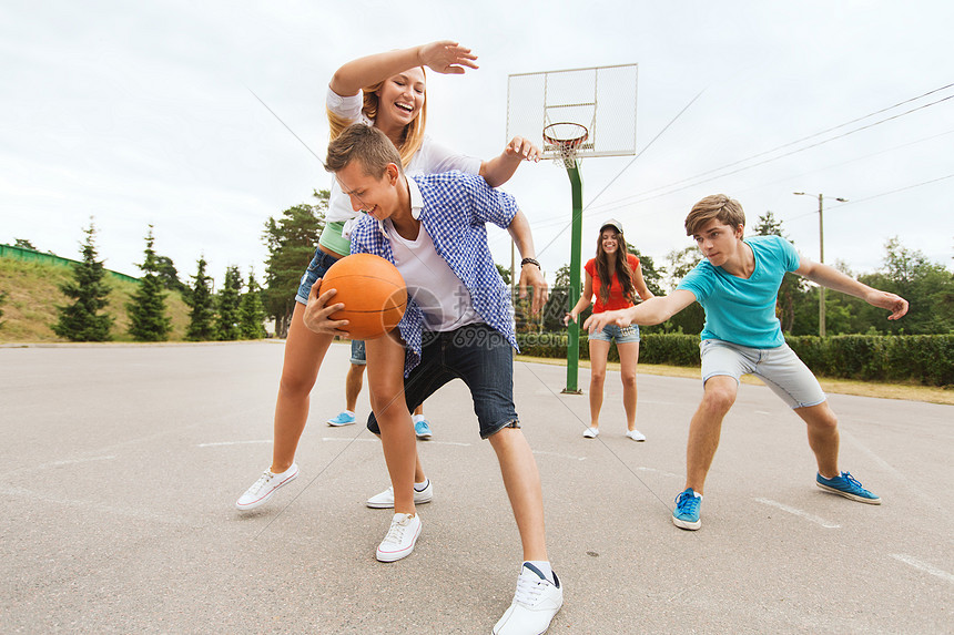 暑假,运动,游戏友谊的群快乐的青少户外打篮球高清图片下载正版图片300591826摄图网