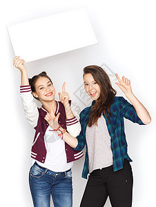 人,朋友,青少友谊的快乐的微笑,漂亮的十几岁的女孩抱着白色的空白板图片