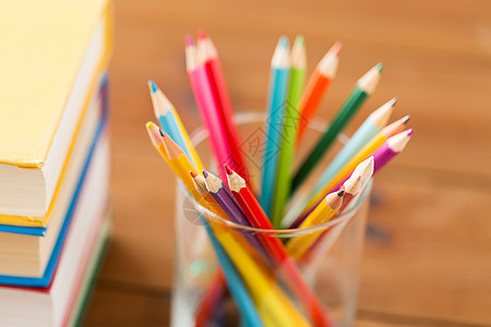 教育,艺术,绘画,创造力象蜡笔彩色铅笔书籍木桌上图片