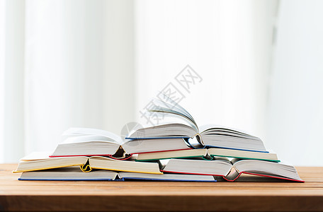 教育学校文学阅读知识木桌上书籍的特写图片