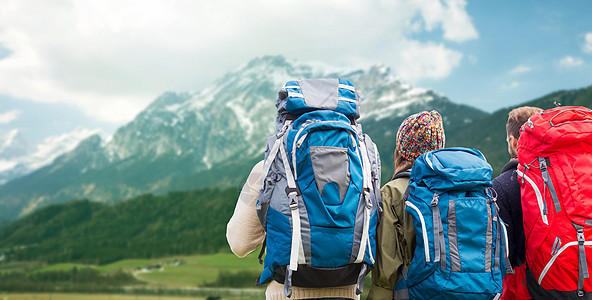 冒险,旅行,旅游,徒步旅行人的群朋友阿尔卑斯山背景上背背包散步图片