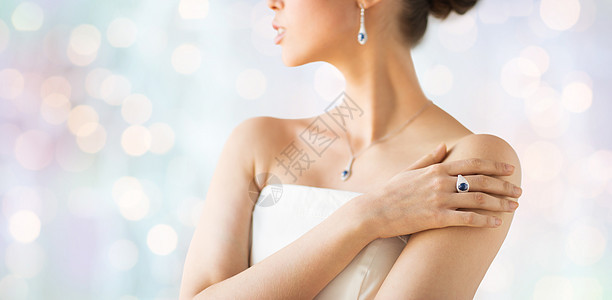 魅力,美丽,珠宝豪华美丽的女人与手指戒指假日灯光背景图片