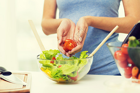 健康饮食,素食,饮食人们的密切轻妇女烹饪蔬菜沙拉家里添加西红柿图片