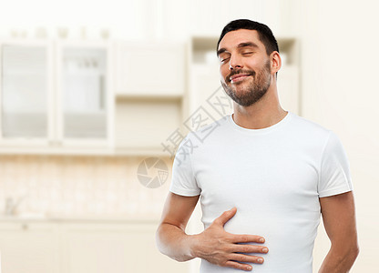 吃,满意人的快乐的丰满男人触摸他的肚子厨房的背景背景图片