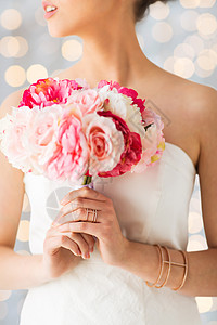 婚礼,假日,美丽,珠宝豪华美丽的女人新娘与花戴着金戒指手镯假日灯光背景图片
